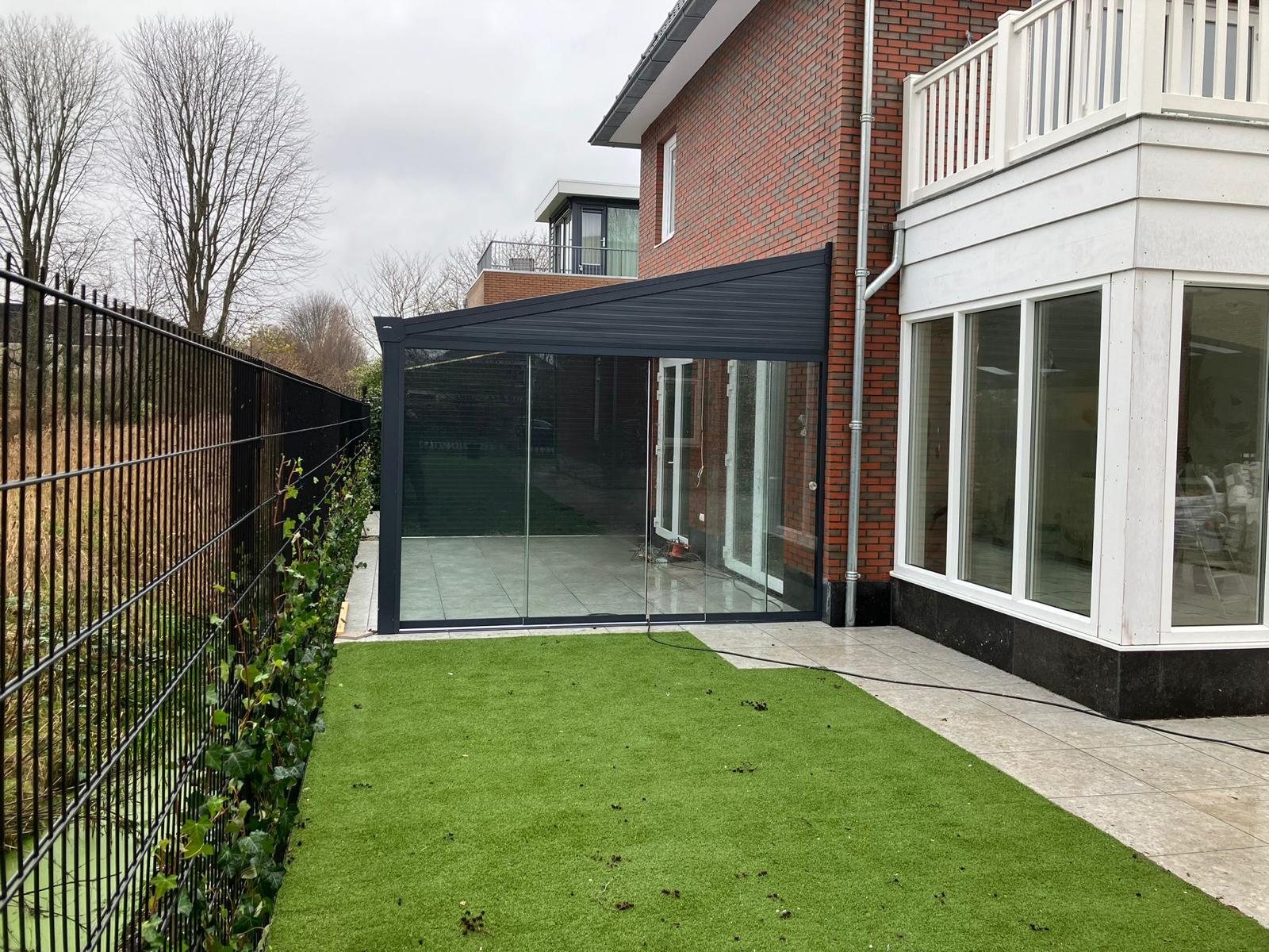 aansluitende veranda met glazen schuifwand in zeeland