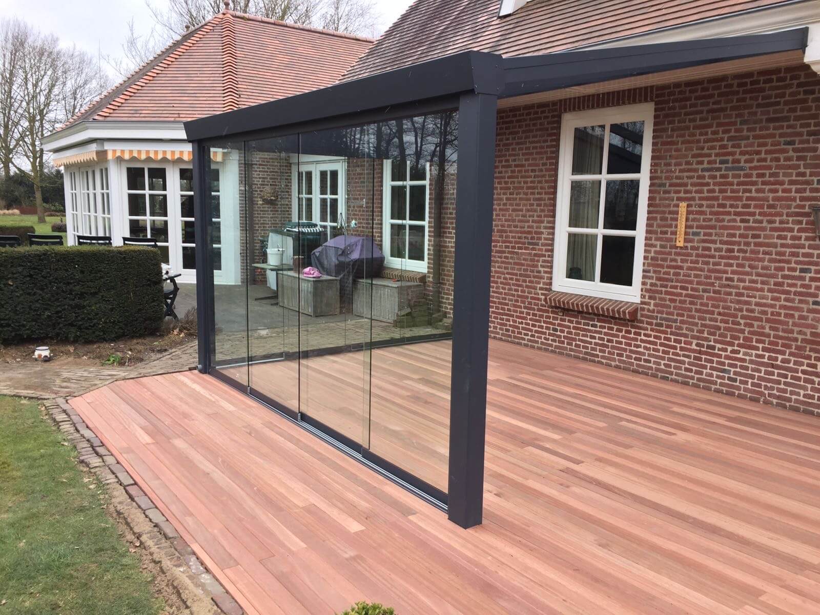 een houten vloer onder uw veranda