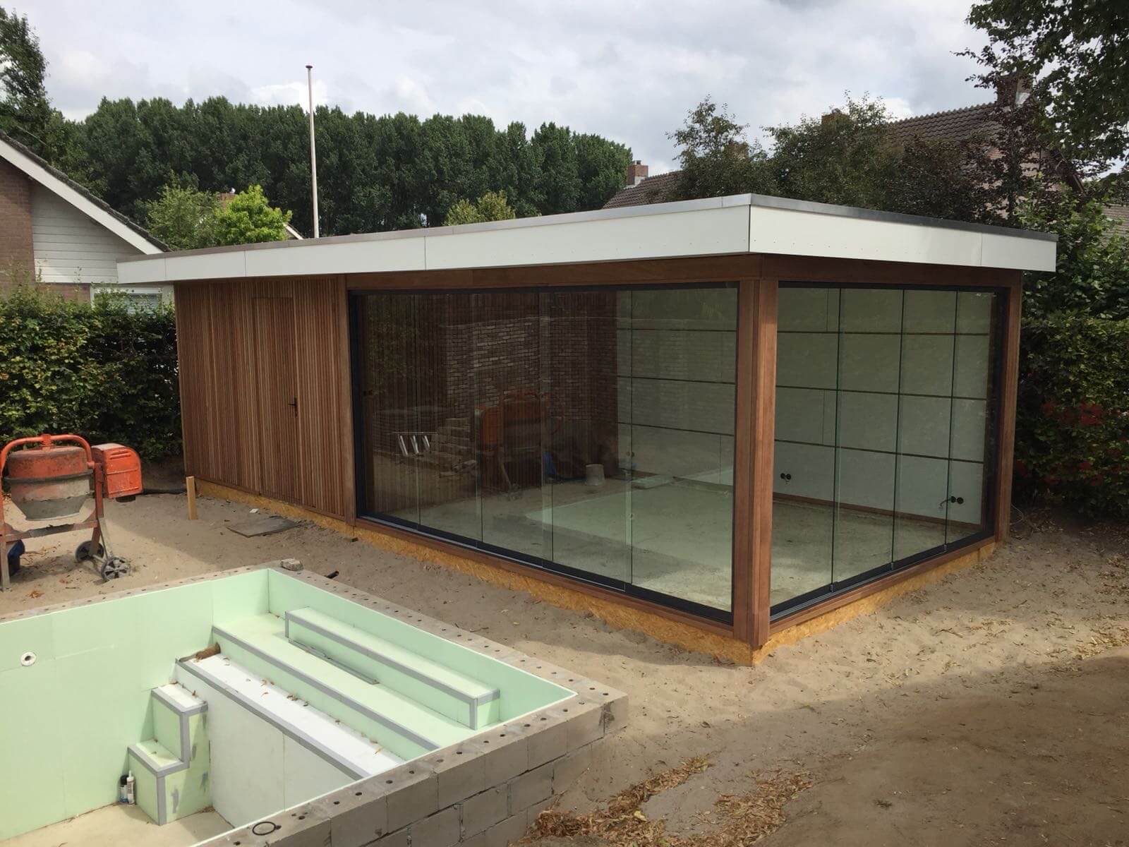 houten overkapping met glazen schuifwand