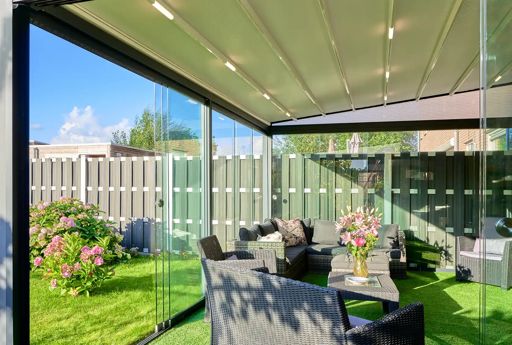 glazen schuifwand voor tuinhuis in friesland