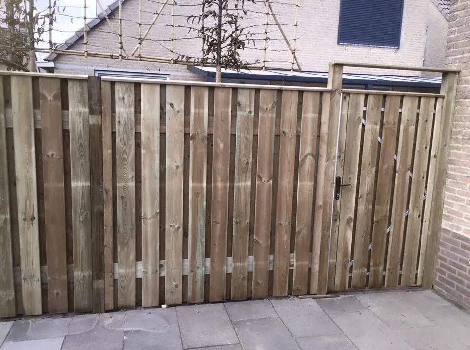 houten tuinhek erfafscheiding tegels tuin