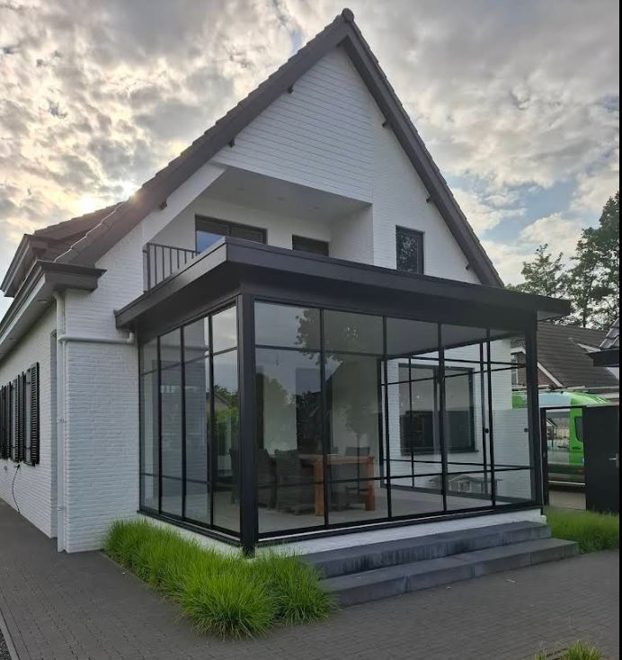 serre aanbouw aan huis met glazen wanden