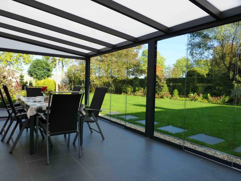 serre met zonwering en glazen schuifwand