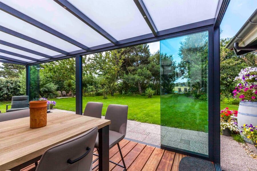 terrasoverkapping in groningen met glazen schuifwanden