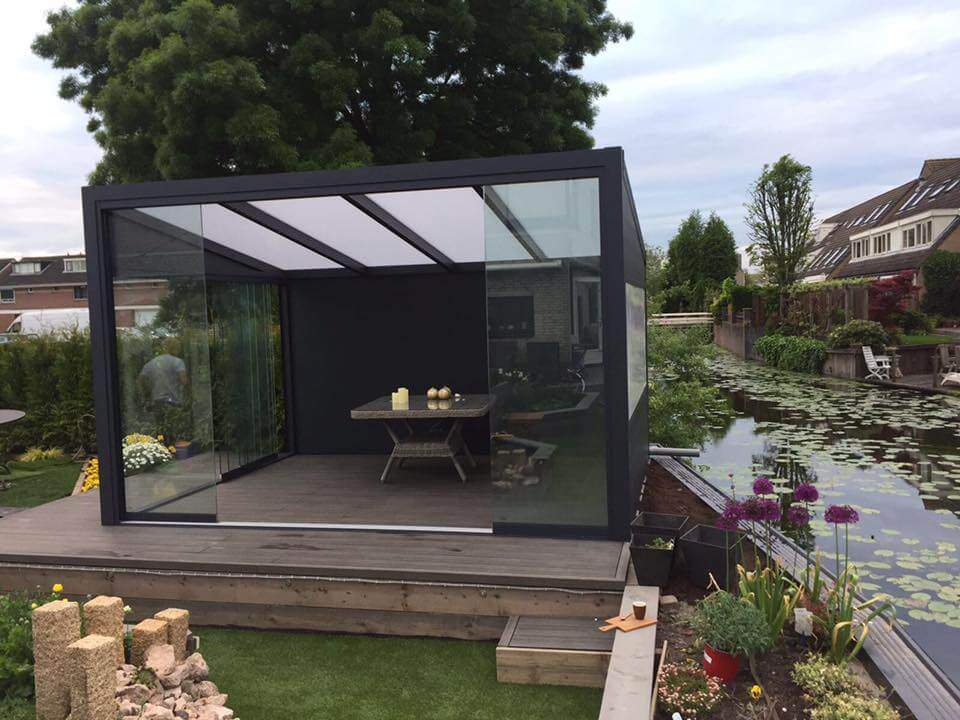 vrijstaande veranda met glazen schuifwand limburg